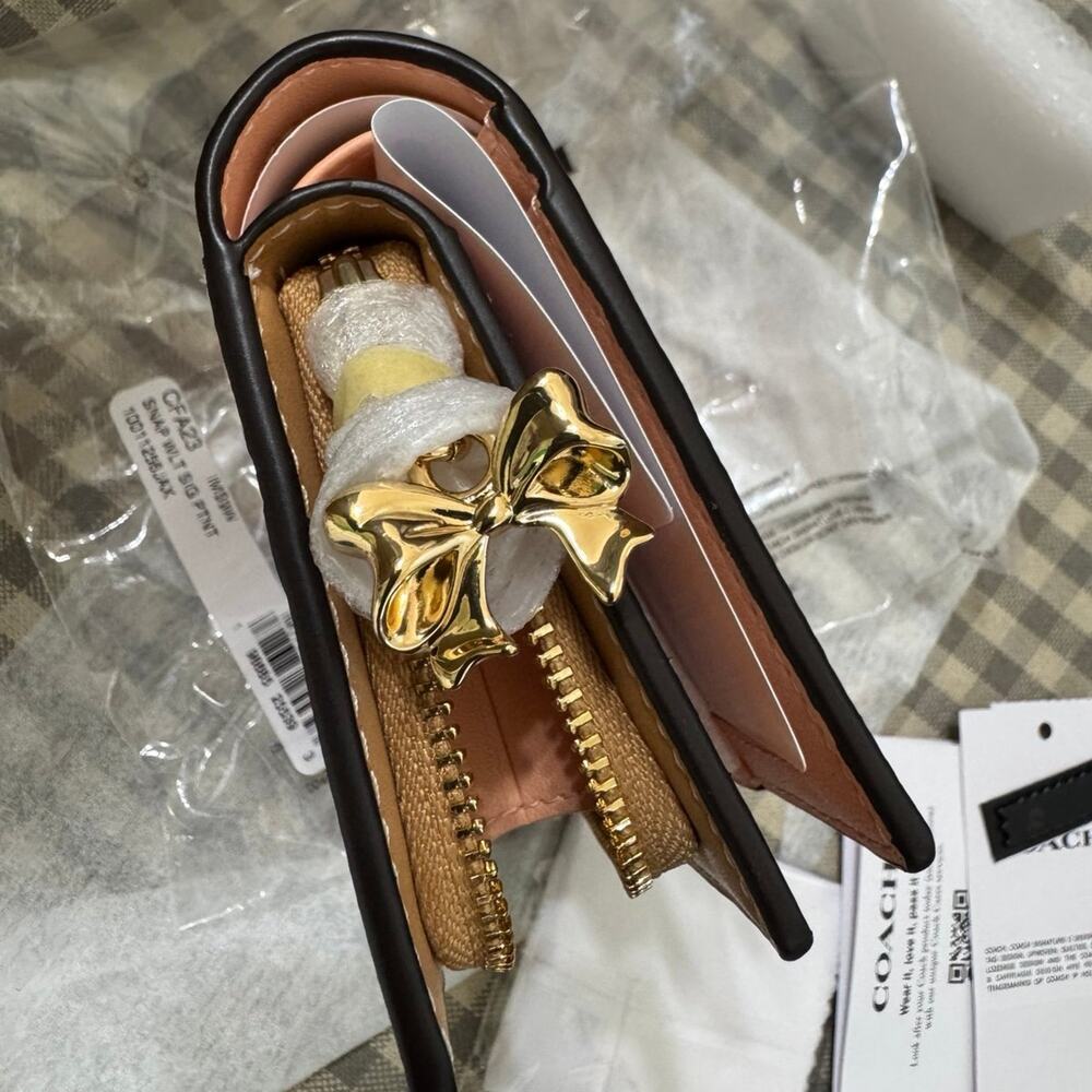 ❤️ Coach Snap Wallet In Signature Leather With Bow Charm - Picture 7 of 11